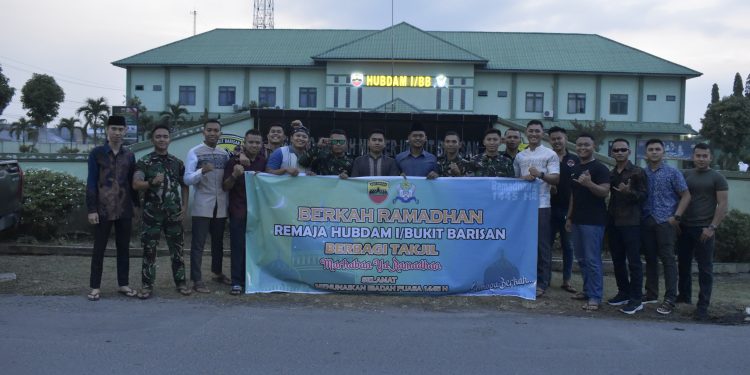 INDAHNYA BERBAGI DENGAN SESAMA, REMAJA HUBDAM I/BB BAGI TAKJIL JELANG BUKA PUASA