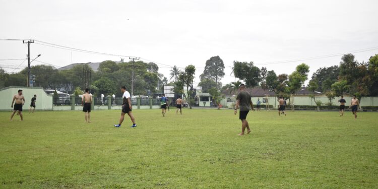 Anggota Hubdam I/BB Gelar Pertandingan Sepakbola Bersama di Lapangan Hijau Mahubdam I/BB