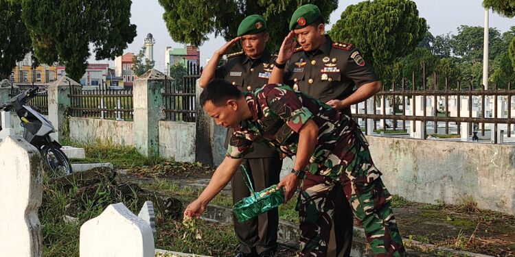 Dalam Rangka HUT KODAM I/BB ke-74 : KAHUBDAM I/BB dan DANDENHUBDAM I/BB Laksanakan Ziarah ke Makam Anggota yang Telah Mendahului