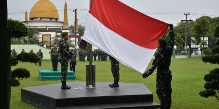 Personel Hubdam I/BB Laksanakan Upacara Mingguan di Lapangan Hijau Mahubdam I/BB
