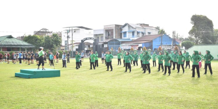 Jaga Kebugaran Tubuh, Personel dan Persit Hubdam I/BB Laksanakan Senam Bersama