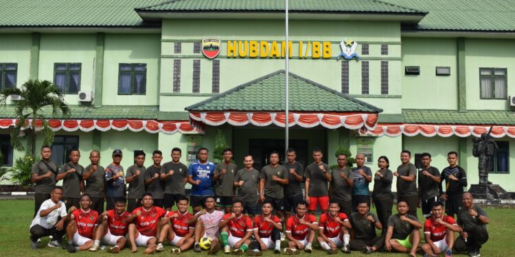 Personel Hubdam I/BB Memeriahkan HUT RI ke-79 dengan Pertandingan Sepak Bola