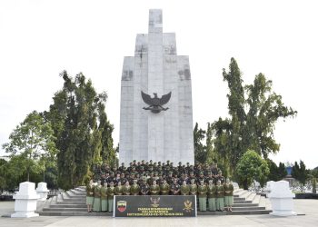 Ziarah ke Makam Pahlawan dalam Rangka HUT ke-79 Komlekad: Anggota Mahubdam I/BB dan Denhubdam I/BB Laksanakan Penghormatan