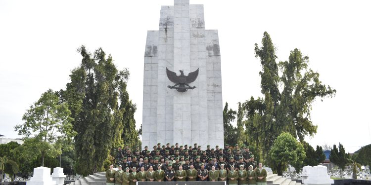 Ziarah ke Makam Pahlawan dalam Rangka HUT ke-79 Komlekad: Anggota Mahubdam I/BB dan Denhubdam I/BB Laksanakan Penghormatan