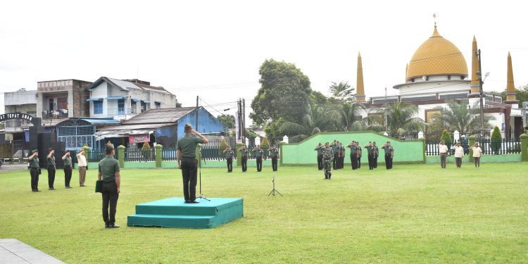 Personel Hubdam I/BB Laksanakan Upacara Bendera 17-an di Lapangan Hijau Mahubdam I/BB