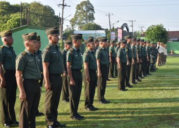 Personel Hubdam I/BB Laksanakan Upacara Bendera Mingguan di Lapangan Hijau Mahubdam