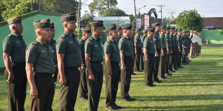 Personel Hubdam I/BB Laksanakan Upacara Bendera Mingguan di Lapangan Hijau Mahubdam