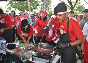 Meriahkan HUT ke-80 RI, Kahubdam I/BB dan Istri Tampil Kompak dalam Lomba Memasak “Nasi Goreng Merah Putih untuk Indonesia”