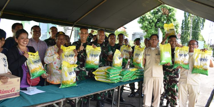 TNI Bersama Bulog Gelar Gerakan Pangan Murah di Mahubdam I/BB, 1 Ton Beras Ludes Terjual