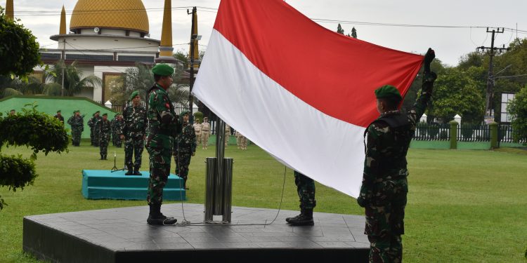Upacara Bendera Rutin 17-an di Komlekdam I/BB: Irup Ingatkan Personel Agar Bijak Bermedia Sosial