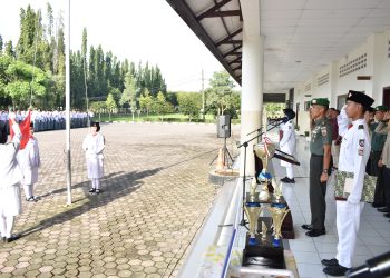 KAKOMLEKDAM I/BB PIMPIN UPACARA BENDERA DI SEKOLAH HARAPAN 3, TANAMKAN DISIPLIN DAN ETIKA BERKENDARA