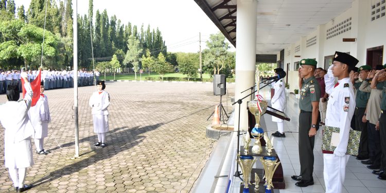 KAKOMLEKDAM I/BB PIMPIN UPACARA BENDERA DI SEKOLAH HARAPAN 3, TANAMKAN DISIPLIN DAN ETIKA BERKENDARA